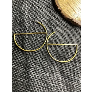 Pendientes elegantes de metal de fabricación india con acabado brillante para fiesta y ropa de noche disponibles para la venta - Product Image 4