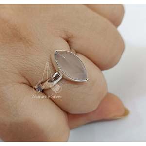 Anillo de Cuarzo Rosa con Corte Marquesa, Hecho a Mano en Plata de Ley, Joyería Boho Minimalista, Gema Rosa Natural, Estilo Hip Hop Elegante - Product Image 1