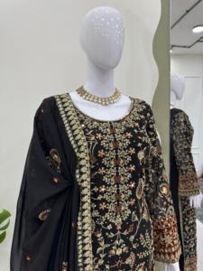 Hechos a mano Faux Georgette Set Hilo Lentejuelas Diamante Acentuado Top Micro Algodón Pantalones y Encaje Bordeado Dupatta - Product Image 3