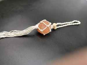 Accesorios de coche hechos a mano, adorno de sal del Himalaya cruda, espejo retrovisor tallado, regalo para ella - Product Image 3