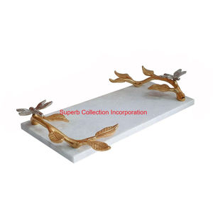 Élégant plateau de service en marbre blanc fabriqué à la main avec poignées en métal doré et branche Luxueux décoratif pour la décoration intérieure en vente - Product Image 1