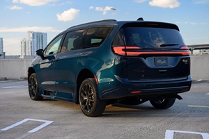 Vehículo Adaptado para Sillas de Ruedas Chrysler Pacifica Touring L 2024 de RollX Vans - Product Image 3