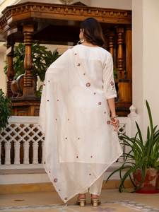 Conjunto de Kurta Bordado Tradicional Indio para Ocasiones Festivas - Product Image 4