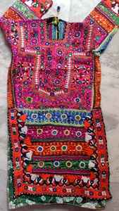 Parches de diseño tribal Bordados florales antiguos, ropa vintage real para diseñadores y artesanías textiles - Product Image 6