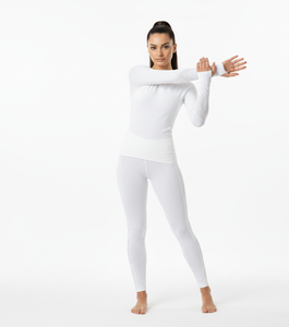 Combinaison thermique pour femme en blanc d'hiver luxueux, manches longues, tissu doux et respirant, conçue pour un confort saisonnier raffiné - Product Image 1