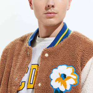 แจ็คเก็ตเชอร์ปาแบบวาร์ซิตี้สำหรับกิจกรรมกลางแจ้ง แบบยูนิเซ็กซ์ คอวี ลายปะติดลายพราง ปักโลโก้ด้านหน้า กันน้ำ ระบายอากาศได้ดี สวมใส่สบาย ทำจากผ้าแคนวาส - Product Image 3