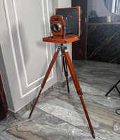 Appareil photo vintage de style rétro avec trépied en bois Pièce de décoration intérieure élégante idéale pour l'affichage de la photographie classique