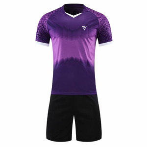 Ensemble maillot et short d'équipe personnalisés de haute qualité pour adultes Uniforme de football à sublimation de coupe automatisée - Product Image 1