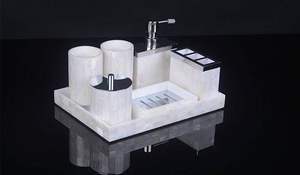 Elegante juego de baño de resina hecho a mano con acabado tallado y pulido perfecto para regalar uso de oficina o decoración de baño - Product Image 5