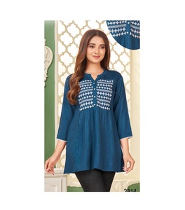 Vente en gros de motifs de broderie extraordinaires sur des hauts courts occidentaux fantaisie en rayonne lourde pour vêtements indiens et pakistanais - Product Image 1