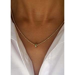 Colgante de Oro Rosa Hecho a Mano Noelle con Domo Pavé y Piedra de Nacimiento, Patrón de Gota de Agua con Corte Esmeralda y Baño de Rodio - Product Image 4