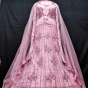 Lehenga ตาข่ายดีไซเนอร์พร้อมลายปักแวววาวสำหรับหอพักความยาว3ม. ดูเรตตา2.5ม. และโชลี1.2ม. สำหรับงานเลี้ยงสั่งซื้อจำนวนมากและส่งออก - Product Image 1