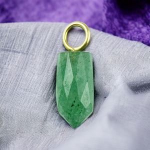 Pequeña punta facetada verde fresa cuarzo piedra preciosa plata esterlina encanto colgante para fabricación de joyas artesanía suministro al por mayor - Product Image 1