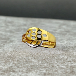 Anillo de Oro de Dos Tonos con Corte de Pétalo |   Diseño de Banda Ancha para Mujer |   Elegante Joyería de Oro Amarillo de 2.000 Gramos - Product Image 1