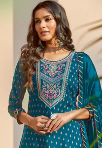 Collection Designer 2025 – Salwar Kameez en Soie pour Mariage et Soirée avec Broderie Fantaisie en Dentelle et Dupatta – Design Indien - Product Image 6
