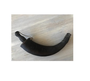 Cuerno de polvo de búfalo antiguo Fabricantes y exportadores de cuerno de búfalo hecho a mano con tapón de madera de latón y cinturón de cuero con punta - Product Image 3