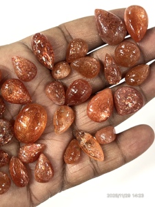 Pierre précieuse naturelle en pierre de soleil africaine rouge, cabochon, forme et taille mélangées, 8 à 15 mm environ, vente en gros de bijoux - Product Image 2