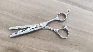 Ciseaux pour petits animaux de compagnie Ciseaux de toilettage pour chiens Ciseaux droits de beauté Articles pour animaux de compagnie Chiens Ciseaux amincissants Groomer Fabricant grossiste - Product Image 5
