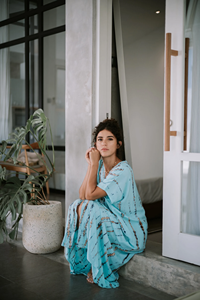 Robe kaftan en coton tie-dye bohème écologique pour femmes, col en V, manches courtes kimono larges, longueur midi, fabriquée en Inde, lavable - Product Image 4