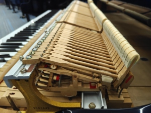 Yamahas G3e Grand Piano Nhật Bản Đen Gỗ Acoustic Đàn Piano Thanh Lịch Thiết Kế Cổ Điển Tuyệt Vời Playability Phong Phú Giai điệu Ấm Áp - Product Image 6