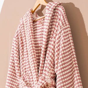 เสื้อคลุมอาบน้ำขายส่ง - ผ้าฝ้ายตุรกี 100% สีชมพูโรส แต่งพู่ห้อย พร้อมฮู้ด สำหรับโรงแรม สปา รีสอร์ท รับผลิตแบบ OEM - Product Image 3