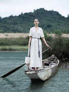 Conception spéciale manches longues col en V longue robe pour femme tissu de dentelle florale avec ceinture florale DILYS robe droite blanc ANT Vietnam - Product Image 2