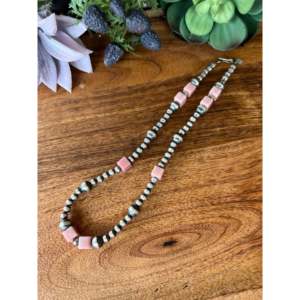 Collier à motif géométrique Navajo en corail rose et argent sterling avec perles graduées - Product Image 4