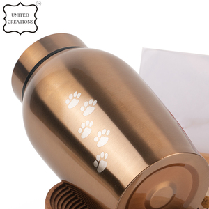 Urnes de crémation noires et dorées en émail avec des urnes de crémation de couleur noire avec des cendres faites à la main en forme de patte - Product Image 2