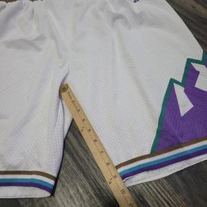 Shorts de basket-ball pour hommes en maille rétro en polyester, 6 pouces, entraînement en salle de sport, personnalisés, sublimés et brodés - Product Image 4
