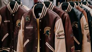 เสื้อแจ็กเก็ตอย่างเป็นทางการพร้อมคอตั้งและโลโก้ด้านหน้าเสื้อแจ็กเก็ตอเนกันน้ำและเป็นมิตรต่อสิ่งแวดล้อม - Product Image 3