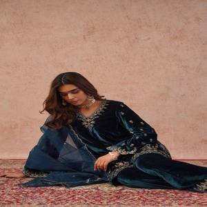 VASTRA COTTAGE Designer Ensemble ethnique 3 pièces pour femme en velours de viscose lourd, haut, pantalon et dupatta en faux georgette, tenue traditionnelle élégante - Product Image 4