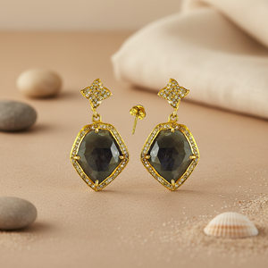 Boucles d'oreilles en forme de larme pour femmes avec plaqué or, pierre précieuse saphir, design de boucles d'oreilles pendantes pour mariages et fêtes - Product Image 2