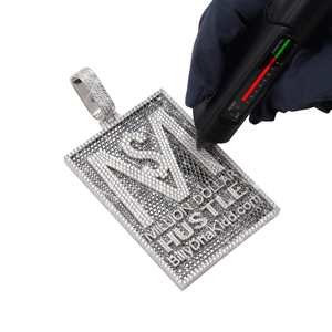 MILLION DOLLAR HUSTLE Colgante de Oro de 14K con Logotipo Personalizado y Moissanita, Accesorio de Joyería Único y Lujoso - Product Image 3