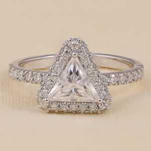 แหวนหมั้นเพชรทรงทริลเลียนคัท ผลิตในห้องปฏิบัติการ ประดับเพชรแบบพาเว่ วงแหวนเงินสเตอร์ลิง ตัวเลือกสีทอง ความใสระดับ VS1 แหวนเพชรดีไซน์หรู - Product Image 5