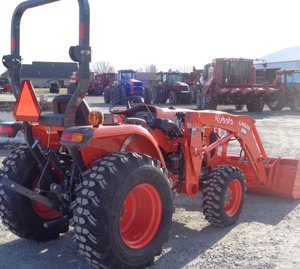 รถแทรกเตอร์ขนาดเล็ก Kubota L3902 MFWD, 5.5ft Q/A ถัง, ยางหน้า: 29x9 50-15, ยางหลัง: 43x16 00-20 - Product Image 5