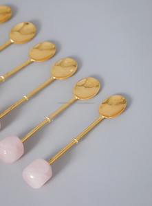 Juego de cucharas de postre con mango de cuarzo rosa de calidad superior (paquete de 6) a precio mayorista - Product Image 4