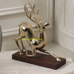 Figurine de renne en aluminium doré avec base en bois Statue de cerf moderne Décoration de Noël élégante Sculpture d'accent de collection - Product Image 2