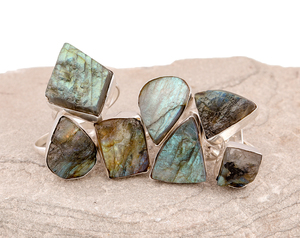 Bagues en laiton plaqué rhodium faites à la main pour hommes pierres précieuses de Labradorite brute cristaux de fête de mariage lunette réglage incrustation bijoux en gros - Product Image 2