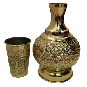 Surahi en laiton pur vintage de haute qualité avec gravure, finition polie pour une utilisation en cuisine, article de cuisine antique arabe - Product Image 2