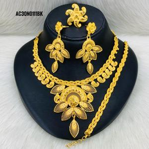 ชุดสร้อยคอชุบทองพร้อมกล่องลายดอกไม้ทำจากทองเหลืองสำหรับงานปาร์ตี้และงานแต่งงานดีไซน์ออนไลน์ - Product Image 1