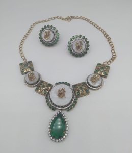 Ensemble de colliers de meilleure qualité avec pierres dorées à finition antique et boucles d'oreilles pour femmes - Product Image 4