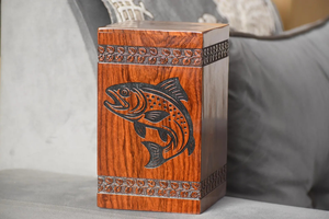 Urna de cremación de trucha hecha a mano, caja de cenizas de madera grabada con diseño de pez para cenizas de adultos con mensaje personalizado y grabado de diseño - Product Image 3