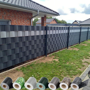 Vente en gros Installation facile Sichtschutzstreifen 450gsm 19cm * 35m avec 20 clips Clôture en ruban adhésif PVC Clôture en bande - Product Image 5