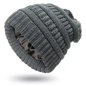 Vente en gros de bonnet chaud d'hiver en tricot unisexe multicolore uni avec logo personnalisé - Product Image 5