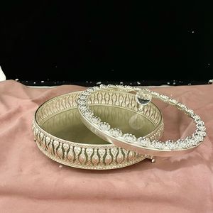 Plato decorativo para el hogar Diseño de círculo acrílico moderno con color dorado Hecho de artesanía de metal de latón - Product Image 3