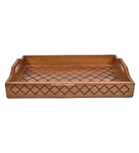 Plateau de service rectangulaire multifonctionnel moderne en bois massif brun avec motif laser - Product Image 1
