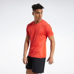 Camiseta holgada de algodón para un aspecto elegante: un ajuste relajado y moderno que ofrece comodidad, perfecta para días activos y ropa informal - Product Image 1