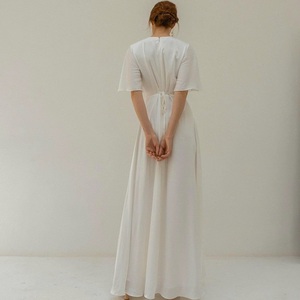 Vestido de novia vietnamita largo hasta el suelo de satén con mangas flutter - Product Image 3