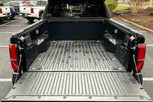 Camioneta Usada de Doble Cabina 2024, 4x4, en Buen Estado, Configuración Deportiva - Product Image 2