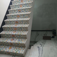 Escalier en marbre écologique avec incrustations, marches étanches, design moderne, durable, incrustation décorative en pierre